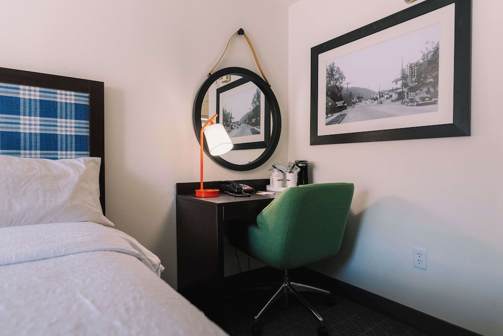 Room, 1 Queen Bed, Balcony - Photo 1