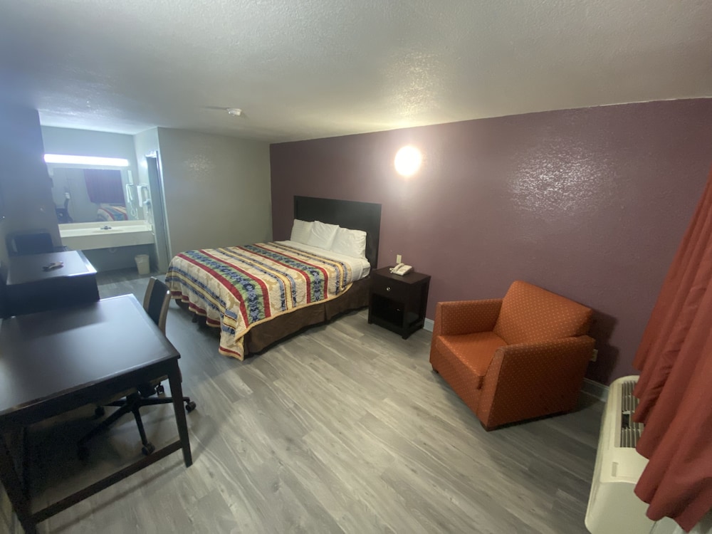 Standard Single Room, 1 King Bed, Non Smoking - Photo 1