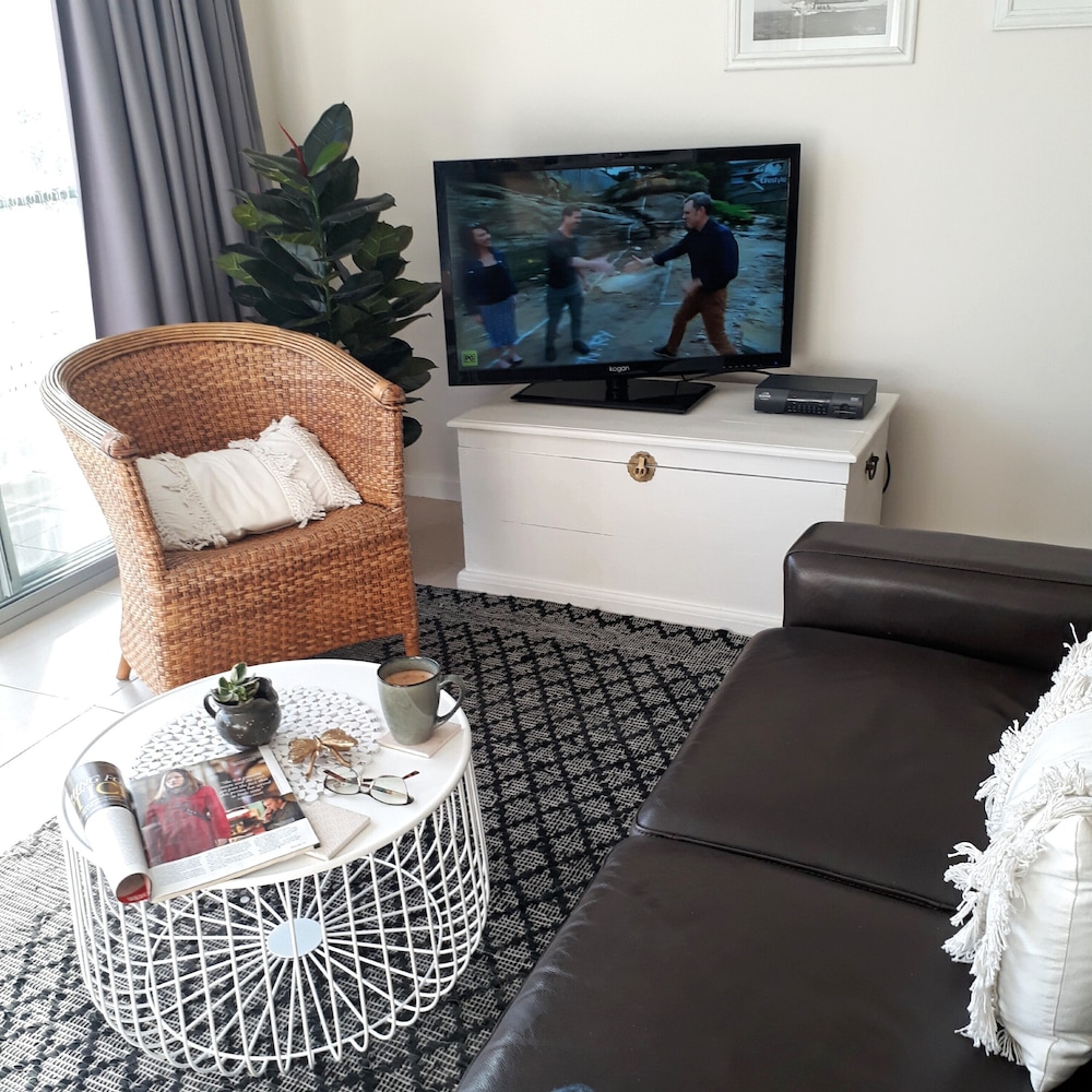 Superior Studio Suite, 1 Queen Bed, Balcony, Sea View photo 2