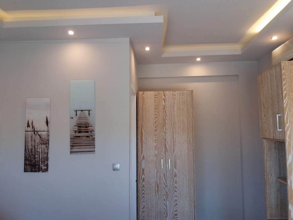 Junior Studio Suite, 1 King Bed, Pool View (Adults Only) photo 2
