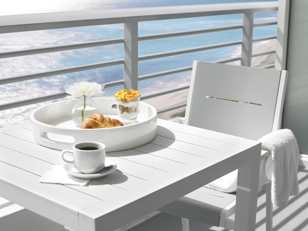 Suite, 1 King Bed with Sofa bed, Oceanfront