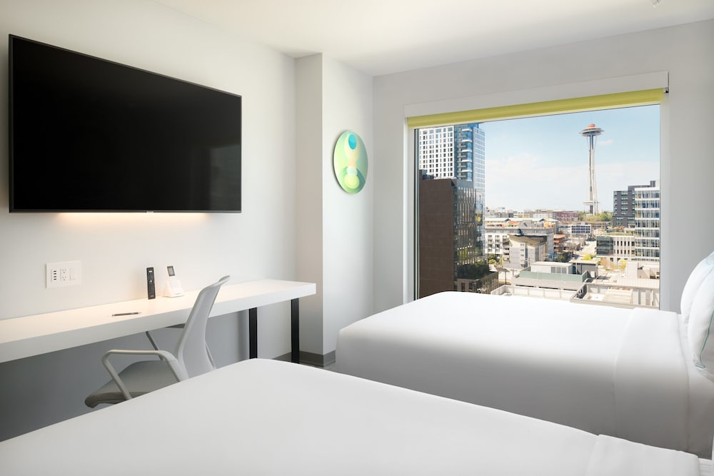 Space Needle View , 2 Queen Beds, ADA Mobility & Hearing w/ Roll-in Shower thumbnail 5
