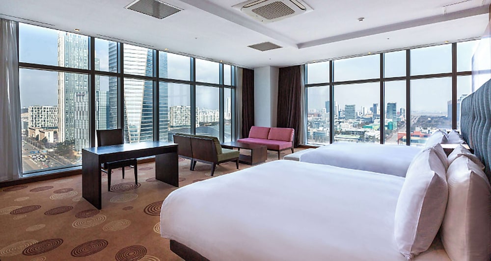 Suite, 2 Queen Beds, Non Smoking, Jetted Tub (Living Room;Presidential)