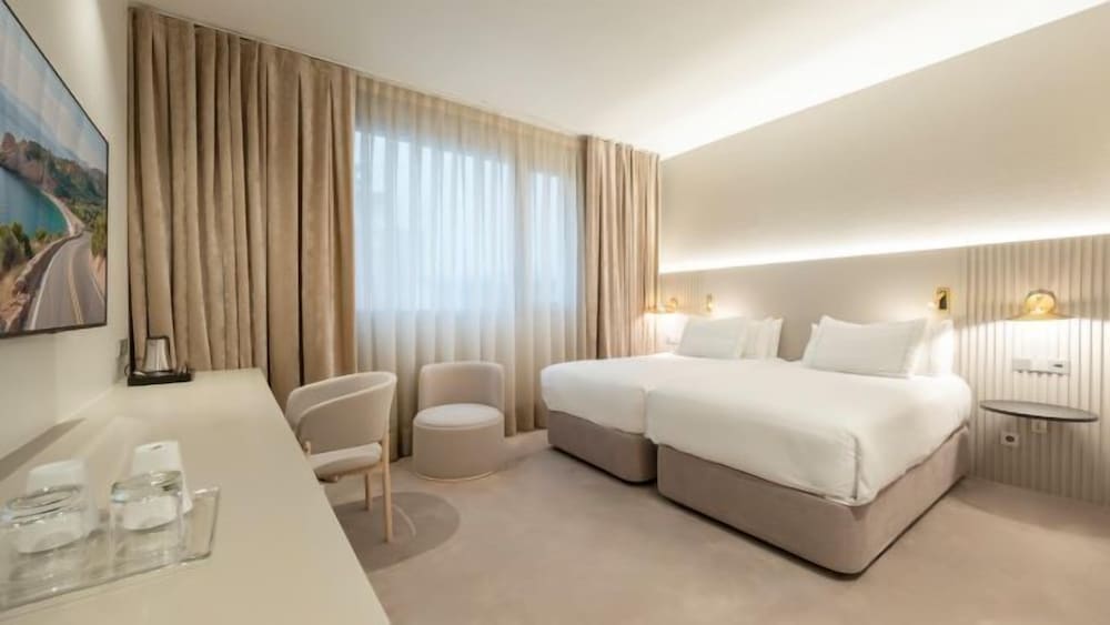 Business Twin Room - Photo 1