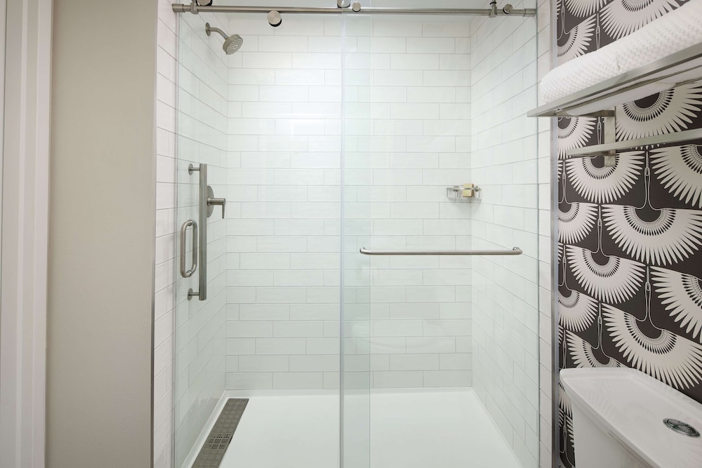 Suite, 1 Bedroom, Lake View - Photo 5