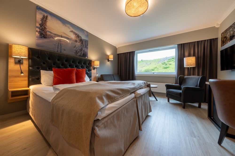 Deluxe Double Room, 1 Queen Bed with Sofa bed, Non Smoking, Mountain View photo 3