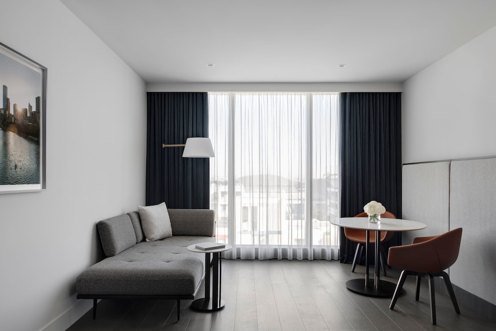Premium Room, 2 Double Beds thumbnail 5