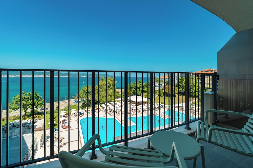 Deluxe Twin Room, Sea View thumbnail 6