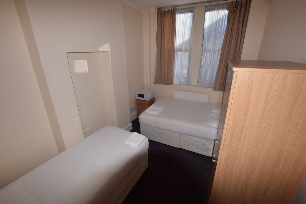 Twin Room - Photo 1