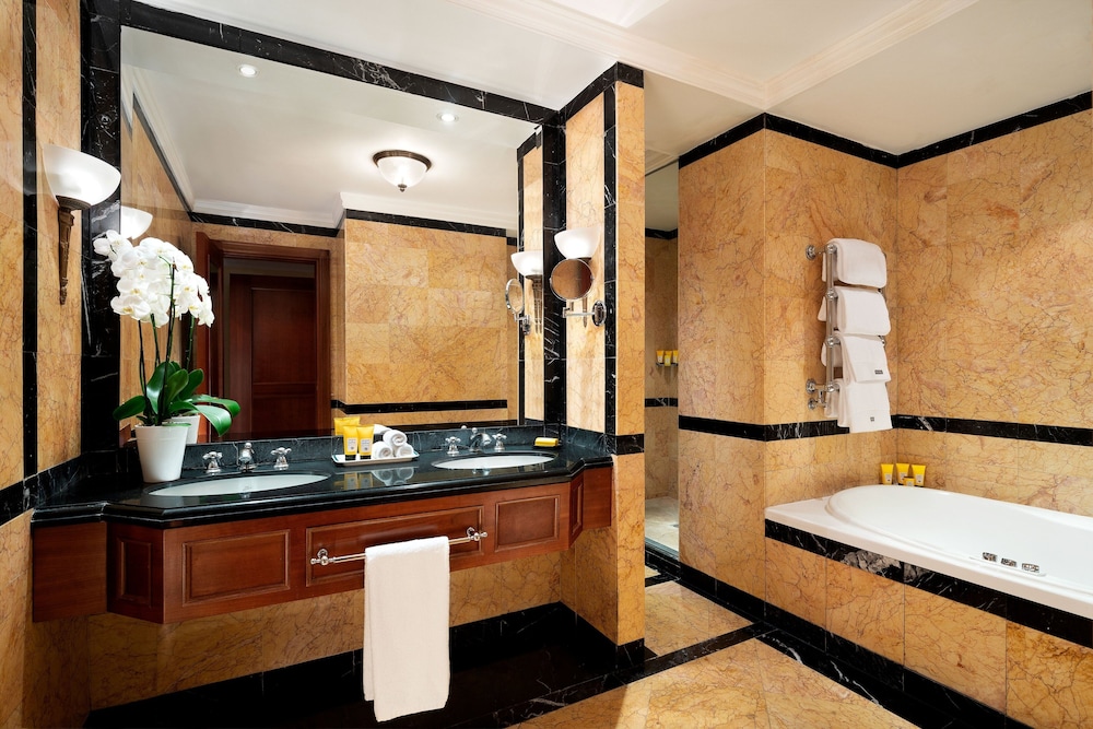 Suite, 1 King Bed thumbnail 5