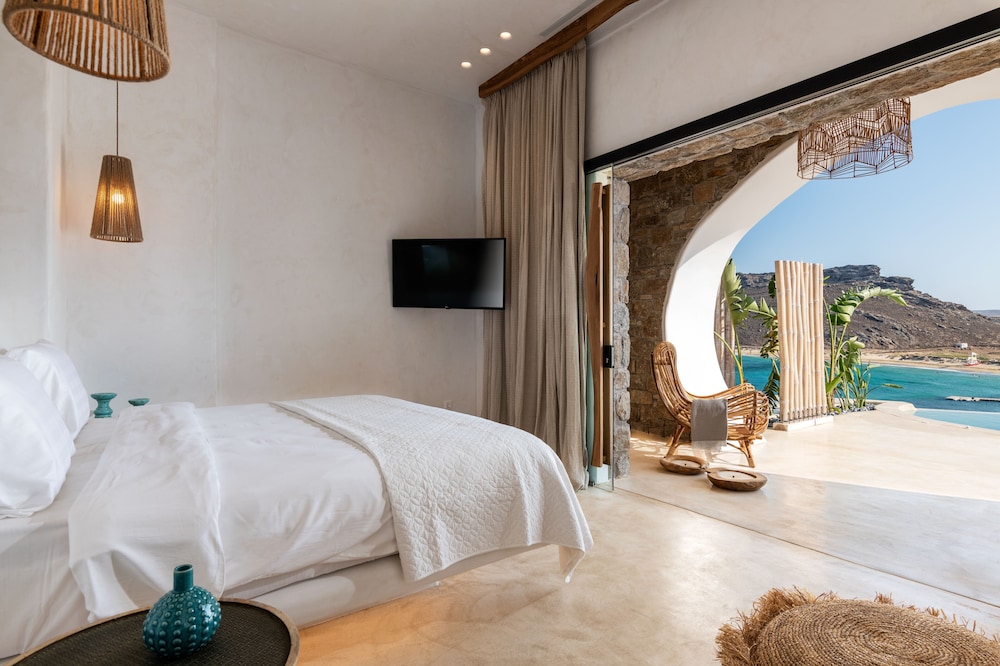 Signature Infinity Bay Suite with Indoor Jetted Tub & Private Heated Pool