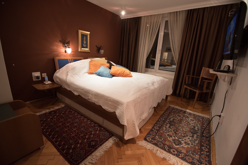 Suite - Annex Building, 2 Bedrooms (1 with king bed and 1 with 2 single beds)