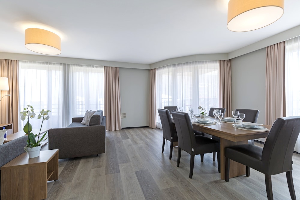 Apartment, 2 Bedrooms (Street-Court View) photo 1