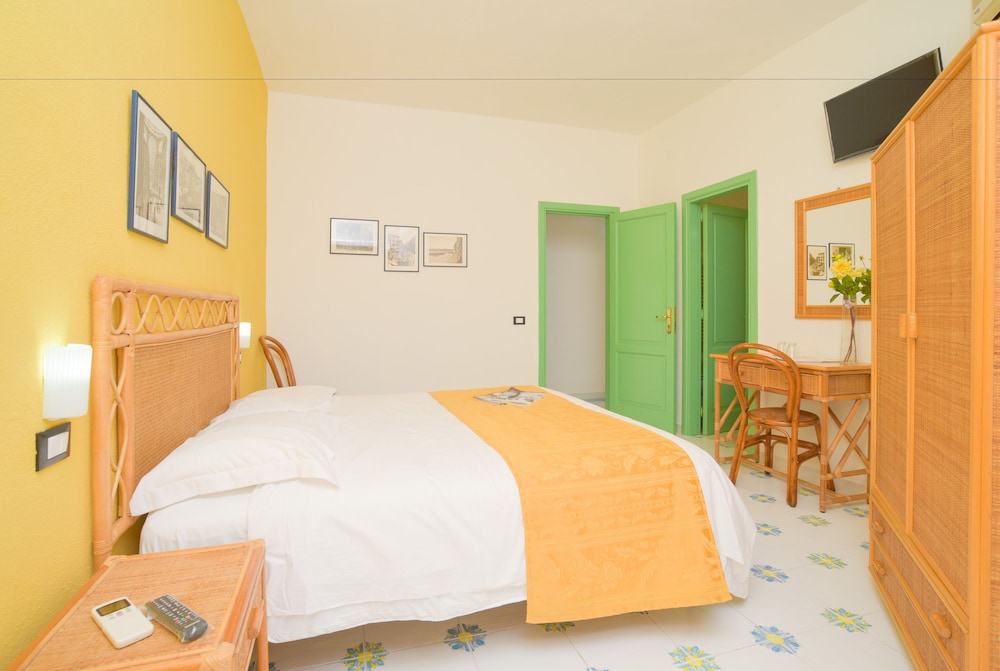 Economy Double Room photo 2