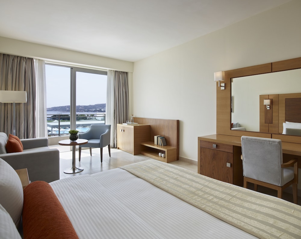 Junior Twin Room, Pool Access, Sea View photo 3