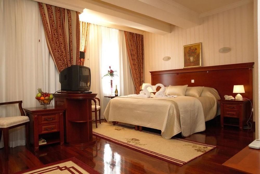 Deluxe Triple Suite