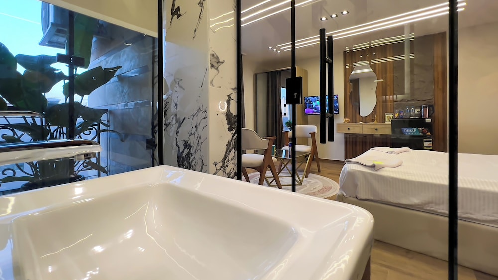 Elite Double Room, 1 King Bed, Hot Tub, Desert View photo 1