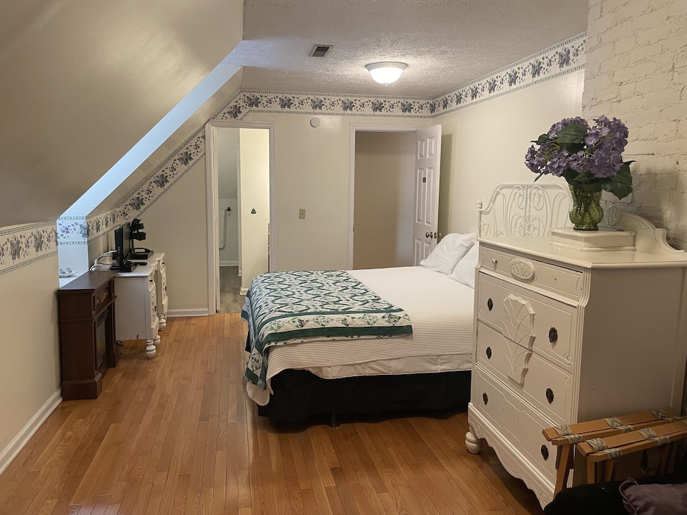 Violet Room (Second Floor) photo 1