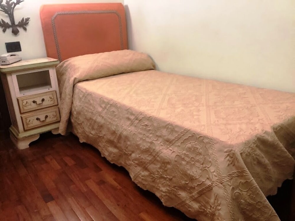 Basic Single Room photo 3