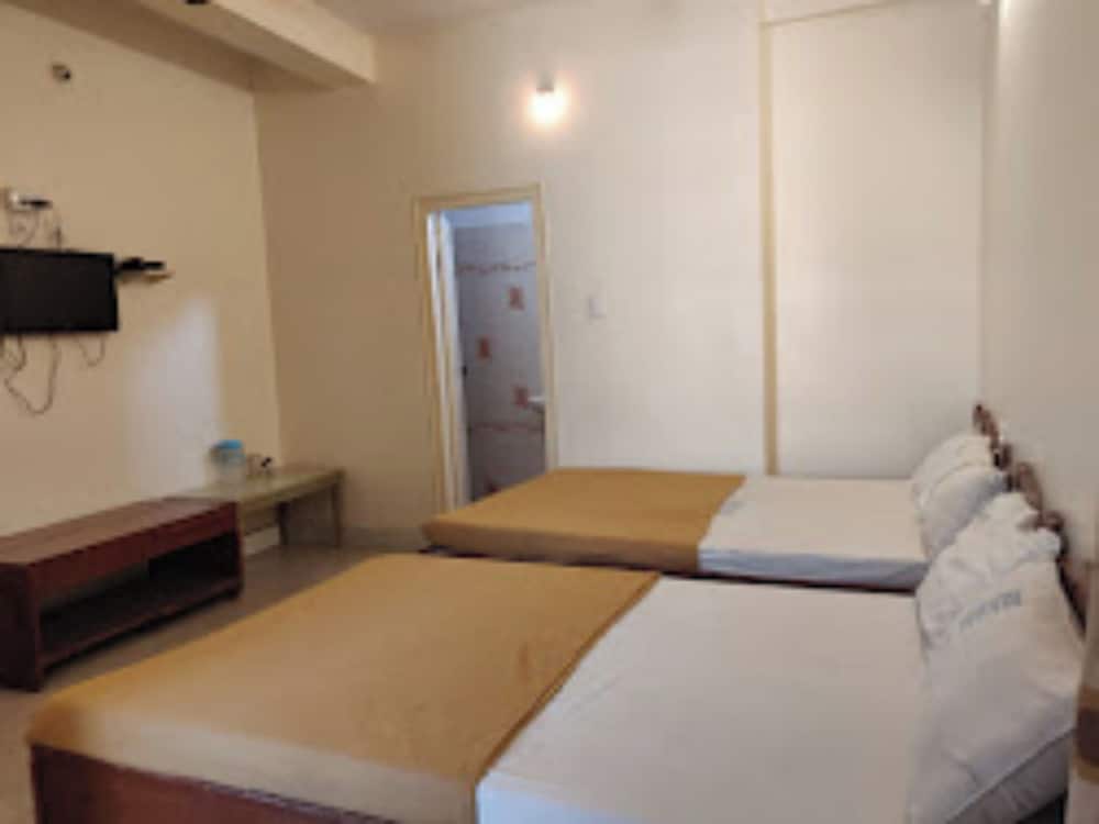 Deluxe Triple Room, City View photo 3