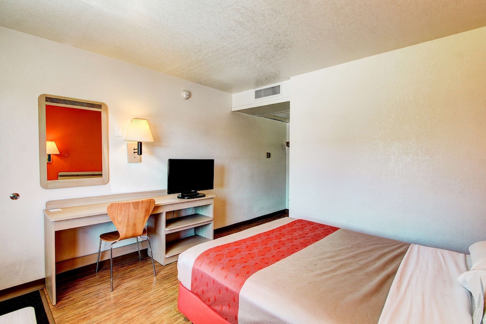 Deluxe Suite, 1 Queen Bed, Non Smoking, Refrigerator & Microwave photo 3