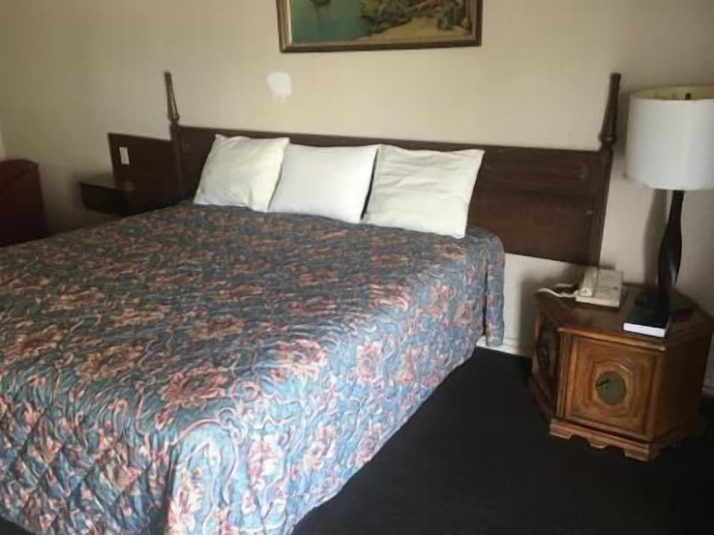 Standard Room, 1 King Bed, Smoking photo 2