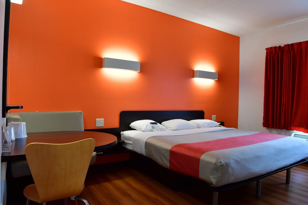 Business Room, 1 King Bed, Non Smoking photo 3