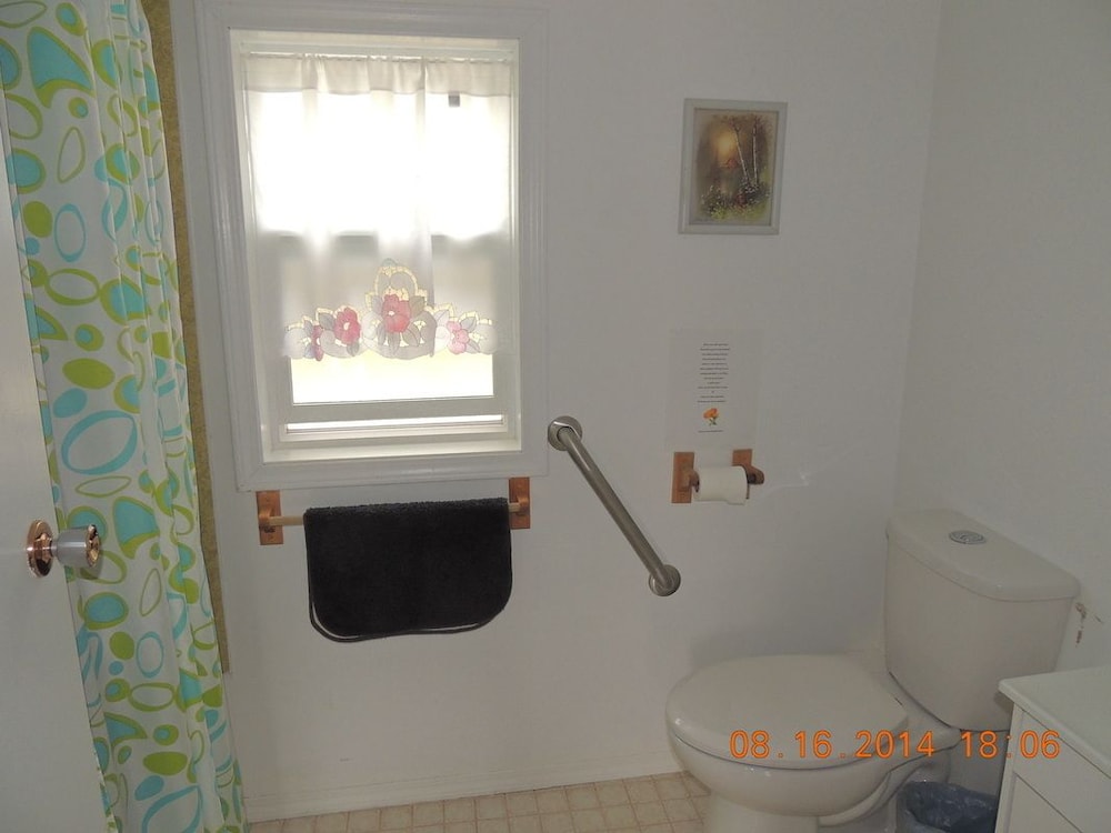 Cabin: 2 Bedrooms, Kitchen, Lakeside, Covered Patio photo 2