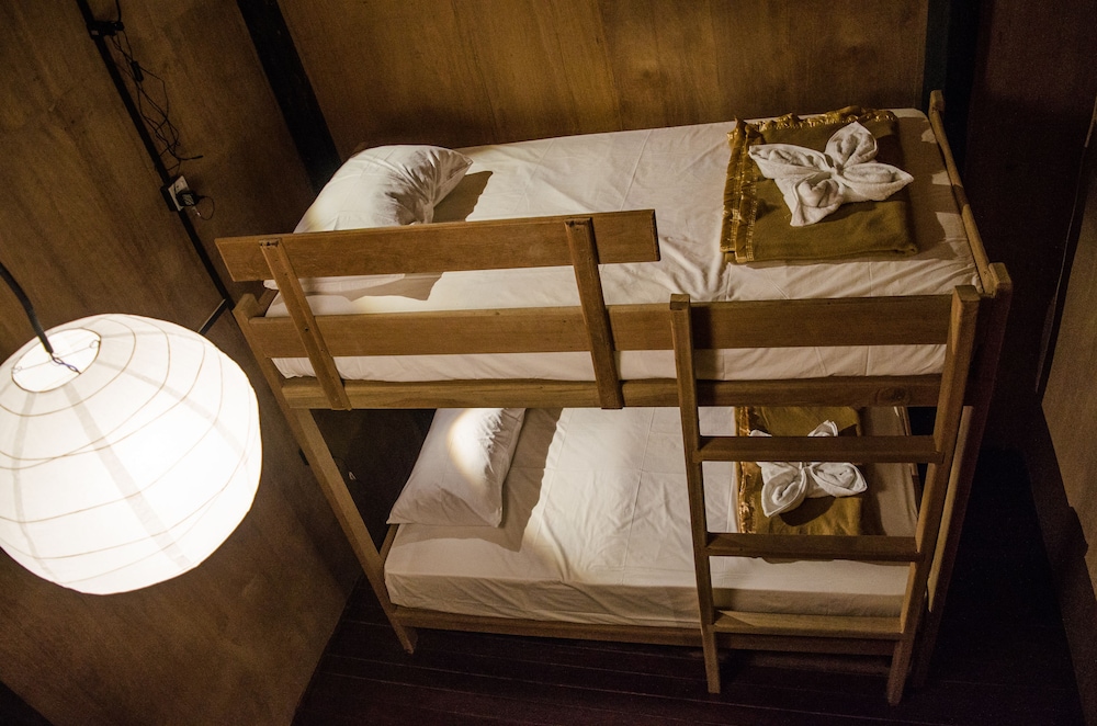 West female only dormitory room photo 3