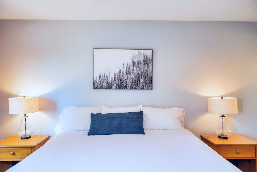 Deluxe Suite, 1 Bedroom, Kitchenette, Lake View