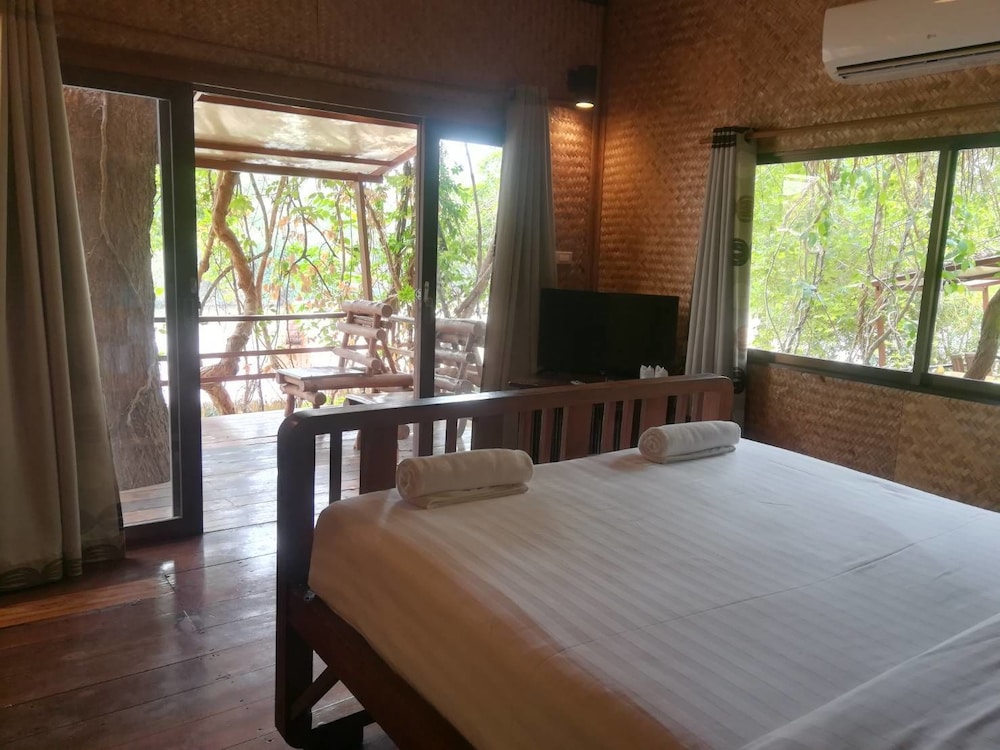 Bungalow With Garden View photo 1