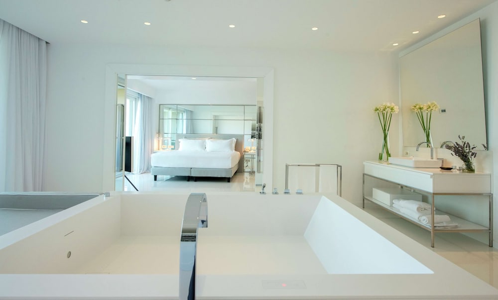 Suite, 1 King Bed (Surya) - Photo 9