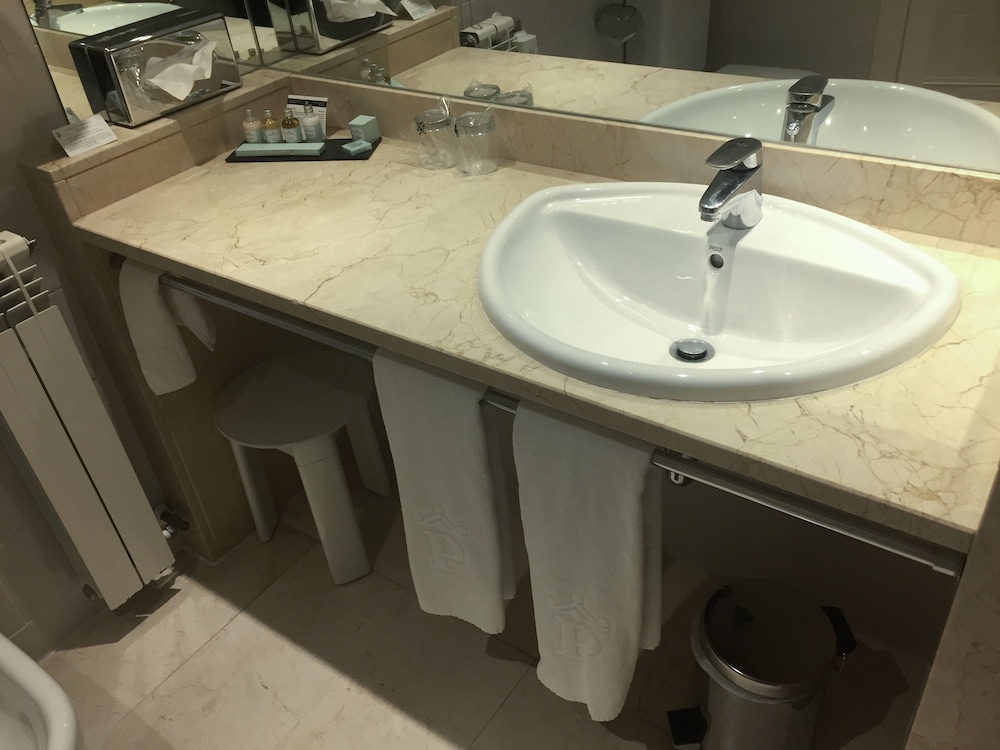 Standard Twin Room (2 adults + 1 child) photo 3