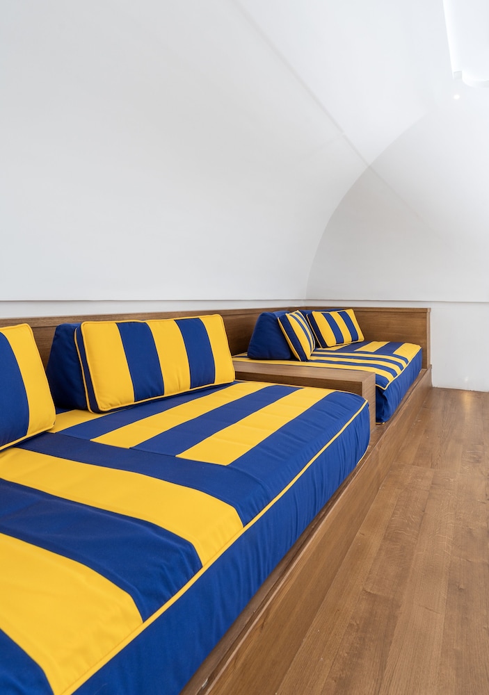 Deluxe Quadruple Room, Poolside thumbnail 5