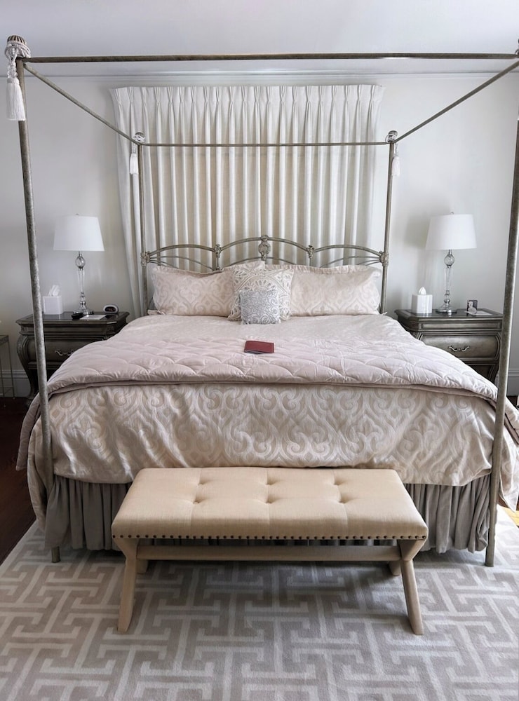 Monroe Room photo 2