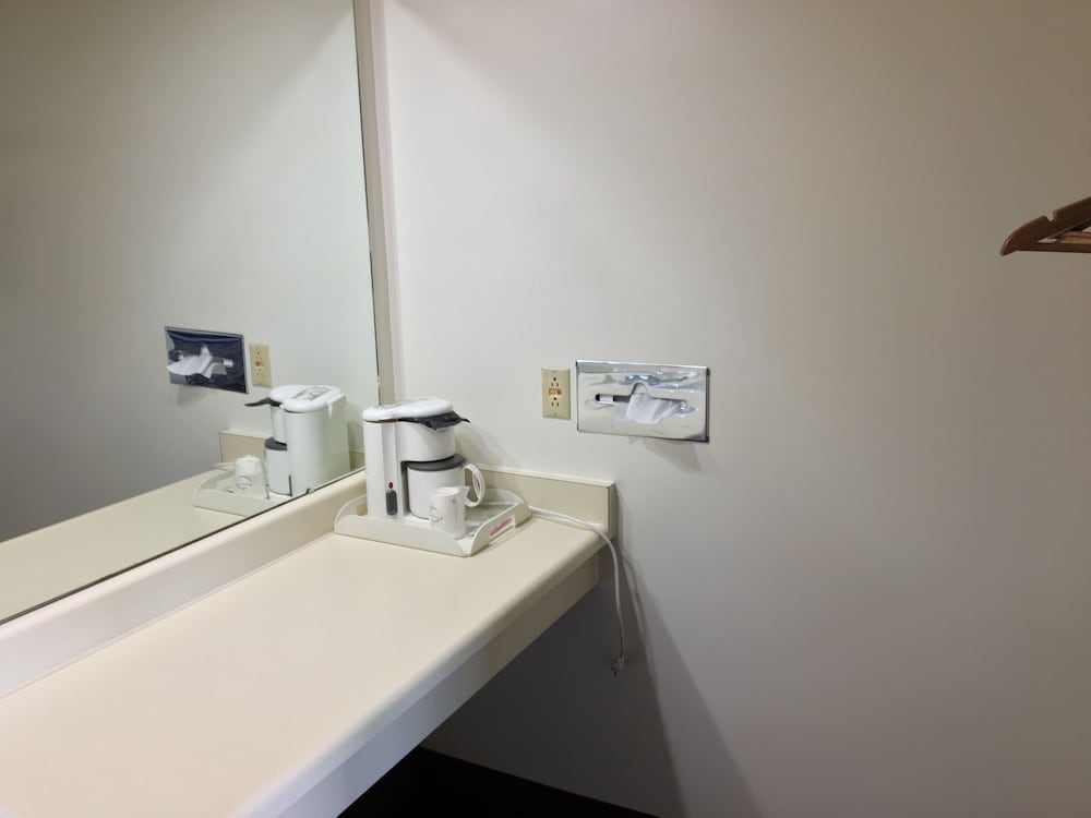 Room, 2 Queen Beds, Non Smoking - Photo 5