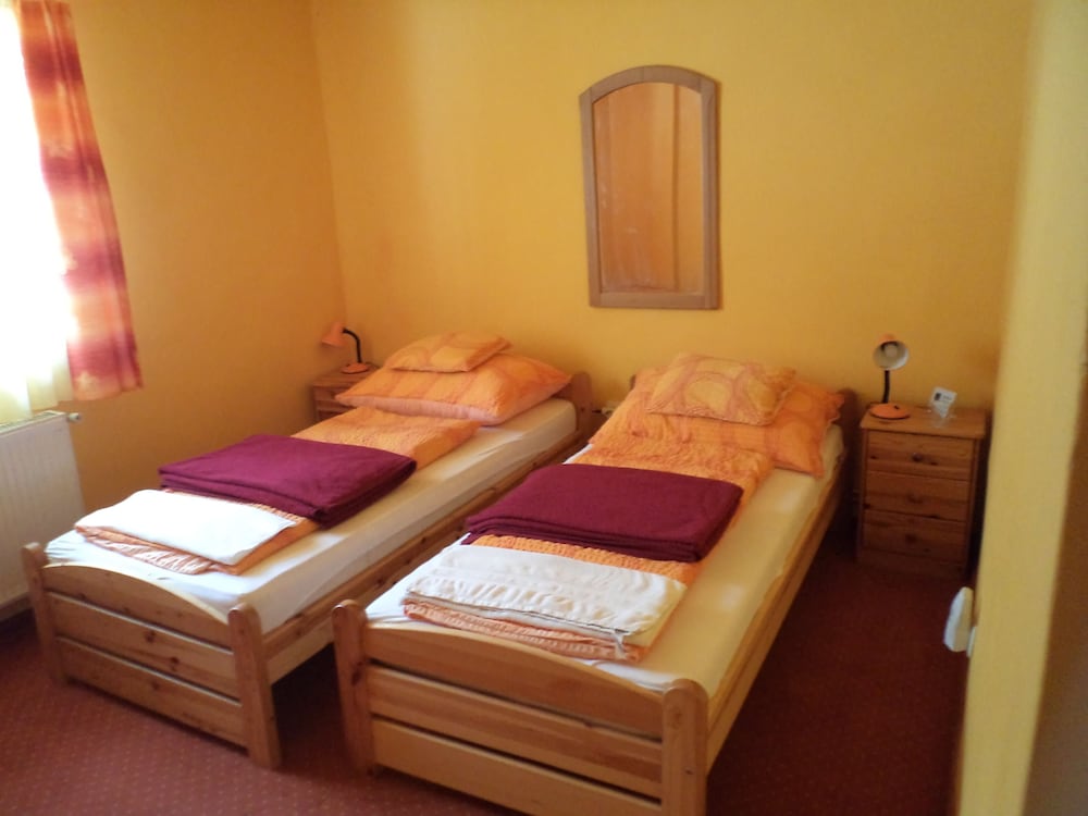 Basic Room, 1 Queen Bed, Non Smoking photo 1