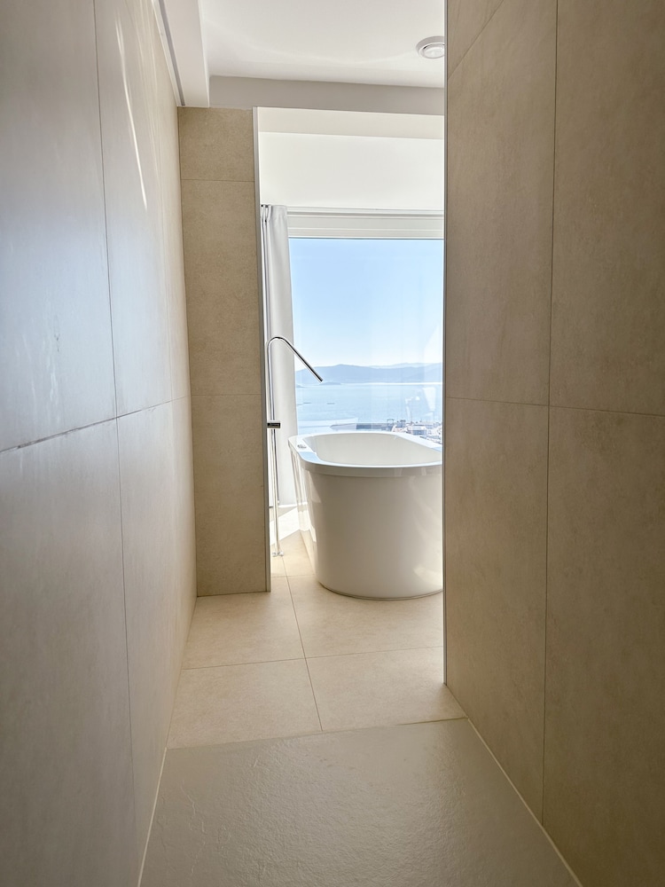 Luxury Room, 1 King Bed, Hot Tub, Sea View photo 2