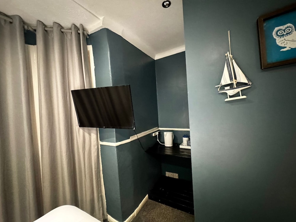 Standard Triple Room, Ensuite photo 3