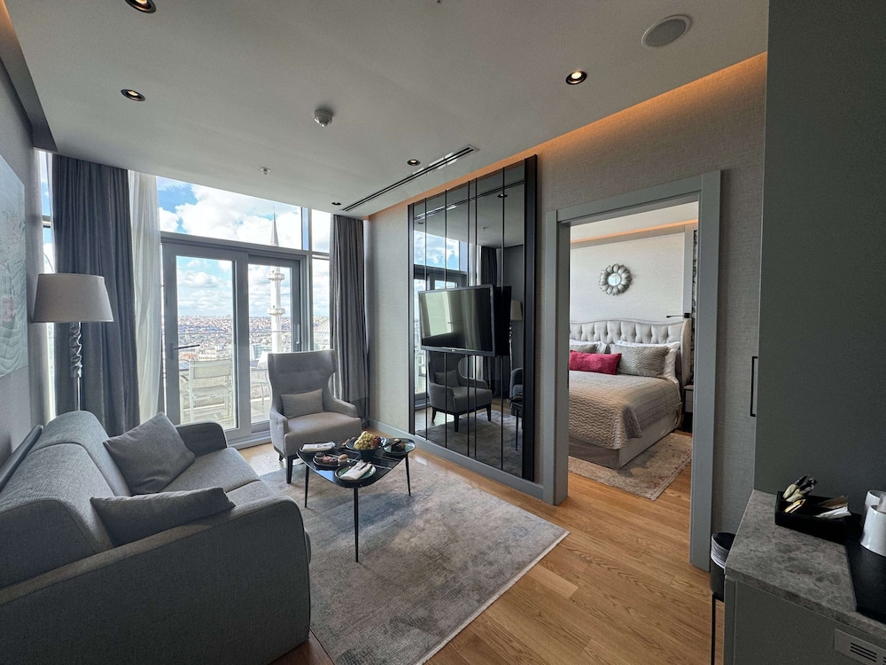 Signature Suite, City View photo 3