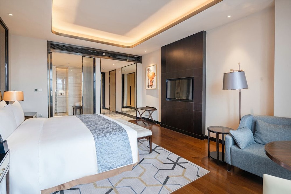 Deluxe King Room photo 1