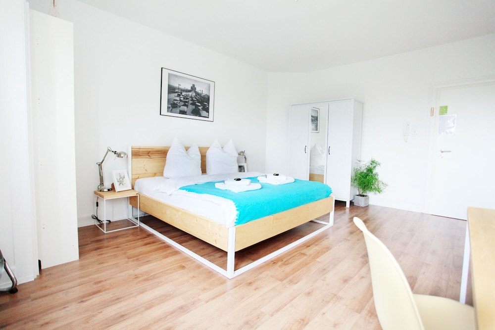 Basic Double Room, 1 King Bed, Non Smoking, Shared Bathroom
