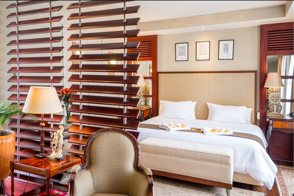 Deluxe Suite, 1 King Bed with Sofa bed photo 3