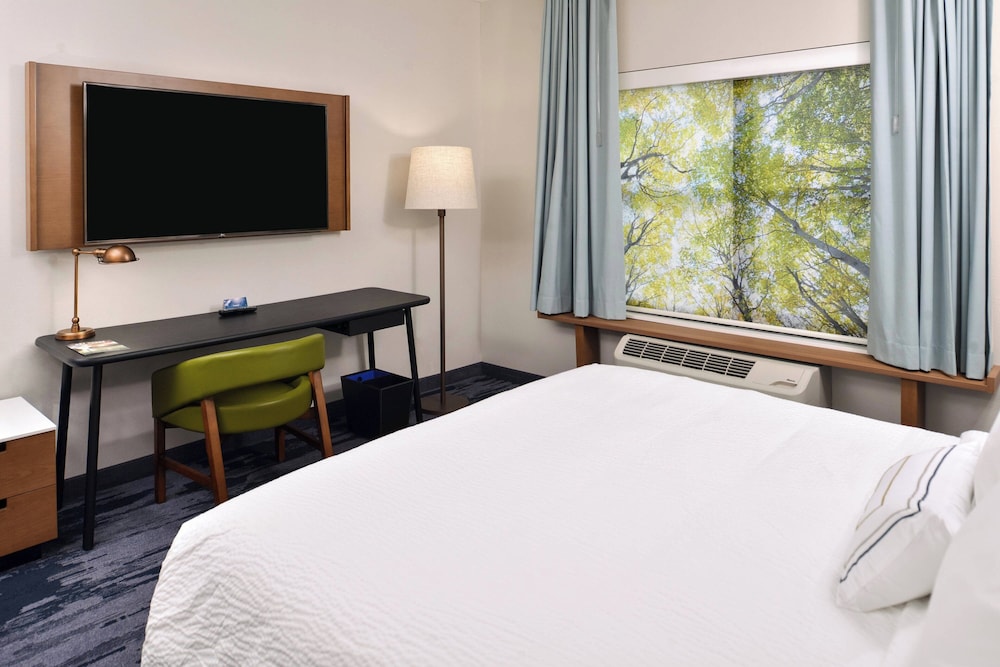 Room, 1 King Bed (Mobility/Hearing Access, Roll-In Shwr) photo 2