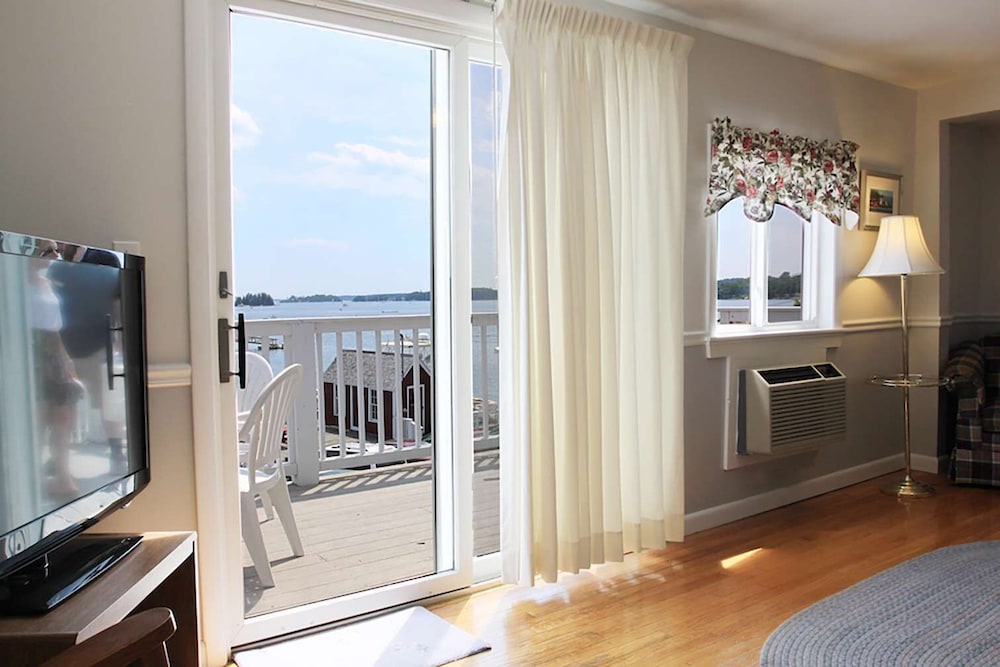 One King Red Bldg Crow's Nest Suite photo 2