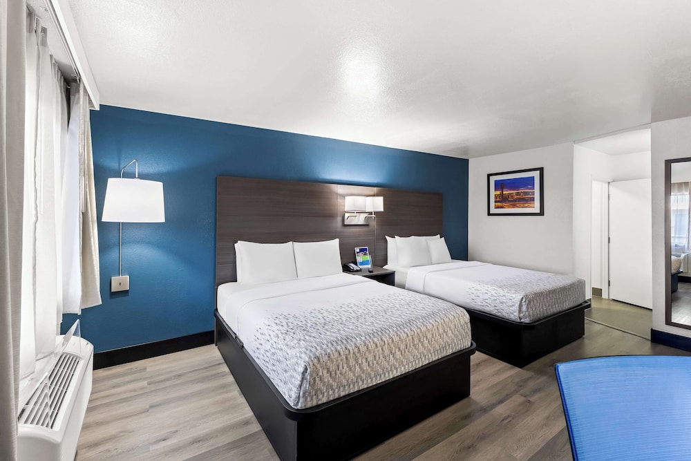 Standard Room, 2 Queen Beds, Non Smoking, Refrigerator & Microwave - Photo 3
