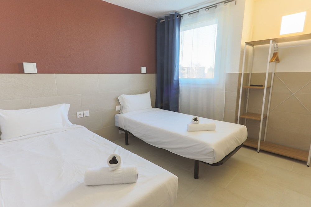 Basic Twin Room, 2 Twin Beds photo 1