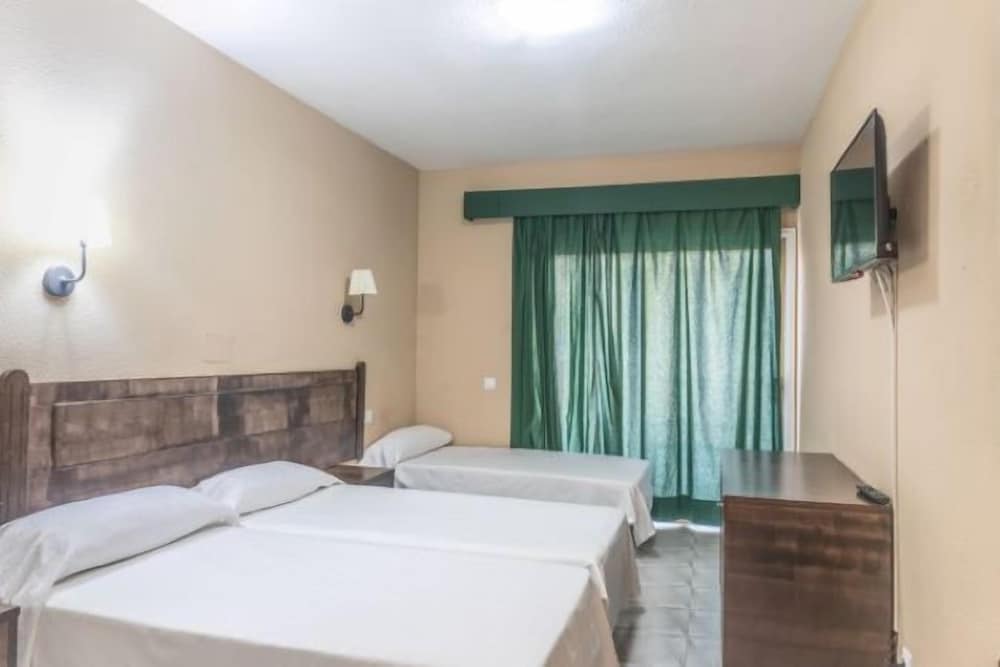 Standard Triple Room, 3 Twin Beds - Photo 6