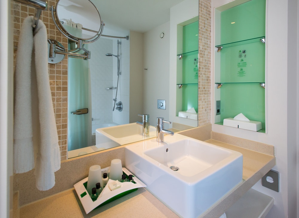 Standard Room, 1 Queen Bed (Walk-In Shower) - Photo 5