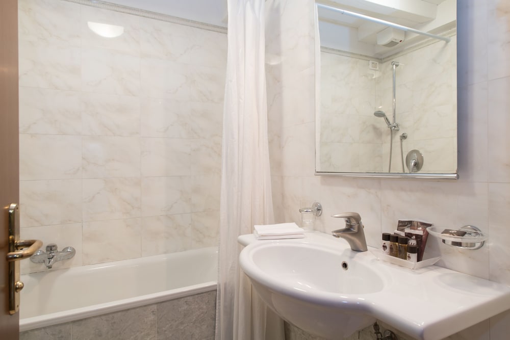 Superior Room, Canal View thumbnail 5